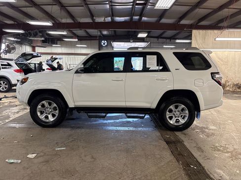 Used 2018 Toyota 4Runner SR5 Premium AWD/4WD image 2