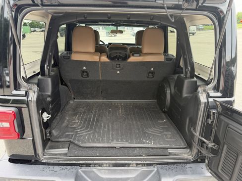 Used 2020 Jeep Wrangler Unlimited Sahara w/ Dual Top Group AWD/4WD image 9