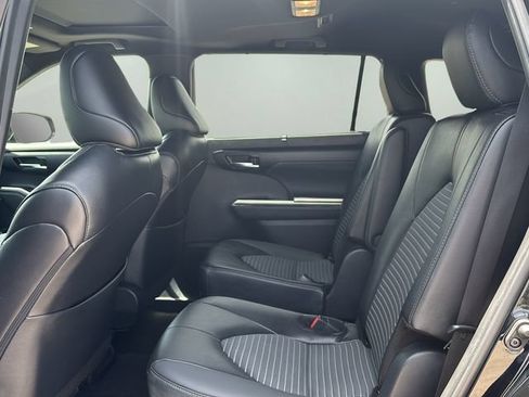 Used 2025 Toyota Highlander XSE AWD/4WD image 14