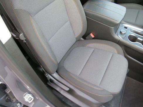 Used 2021 Chevrolet Traverse LT image 36