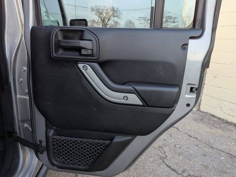Used 2017 Jeep Wrangler Unlimited Rubicon w/ Connectivity Group AWD/4WD image 18