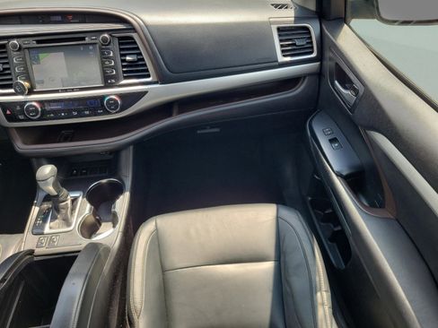 Used 2016 Toyota Highlander XLE FWD image 14