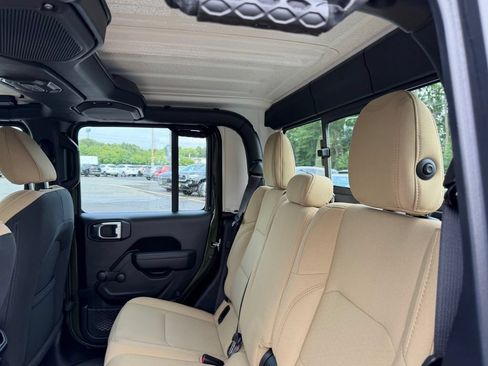 Used 2023 Jeep Gladiator Sport AWD/4WD image 11