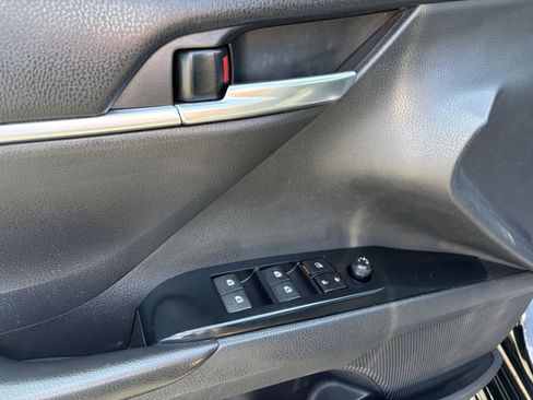 Used 2018 Toyota Camry SE w/ Convenience Package FWD image 8