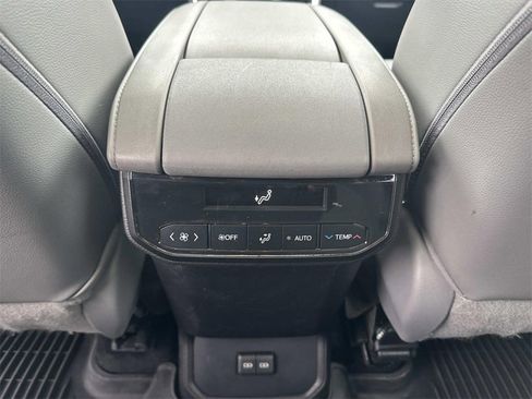 Certified 2023 Toyota Highlander XLE image 16