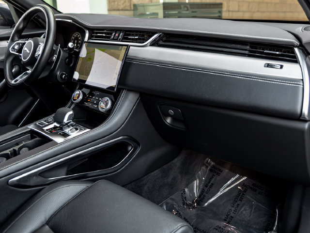 Certified 2025 Jaguar F-PACE R-Dynamic S AWD/4WD image 39