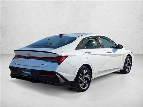 Used 2025 Hyundai Elantra SEL FWD image 2