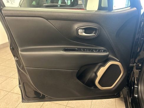 Used 2016 Jeep Renegade Limited image 18