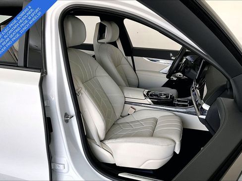 Used 2025 BMW 760i xDrive AWD/4WD image 8