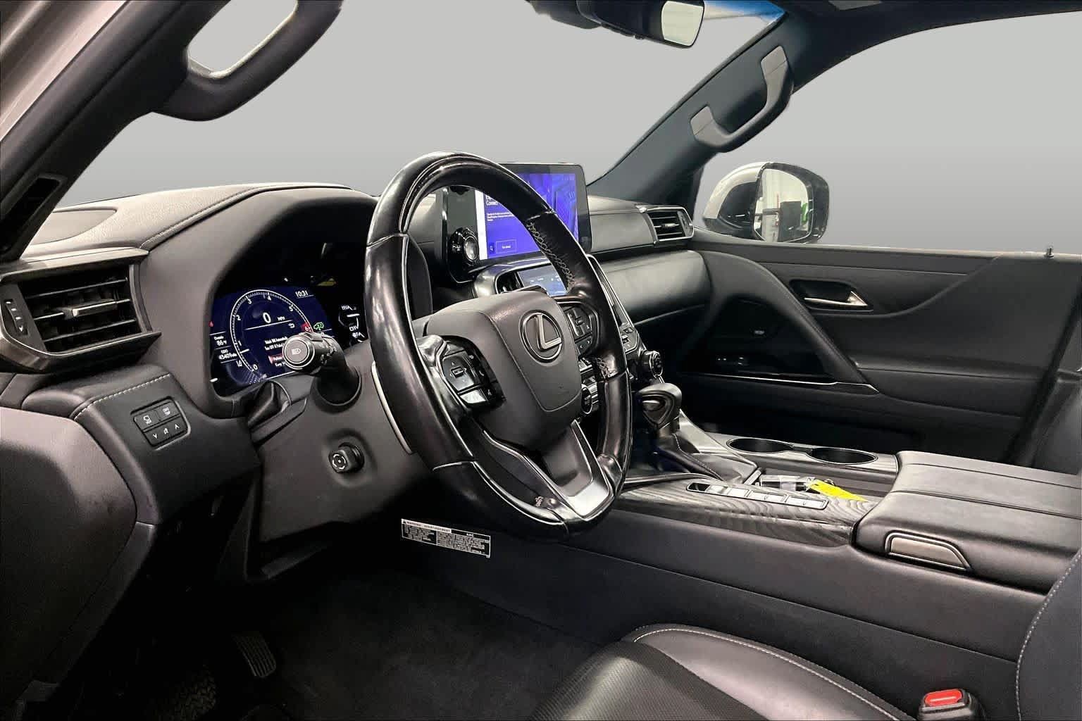 Used 2022 Lexus LX 600 4WD w/ Luxury Package image 16