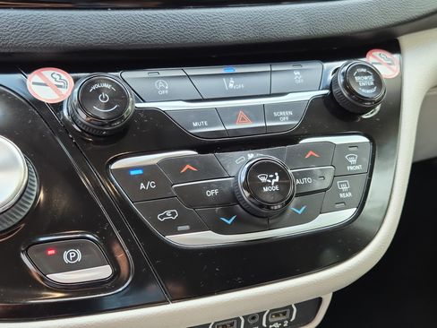 Used 2022 Chrysler Pacifica Touring-L FWD image 29