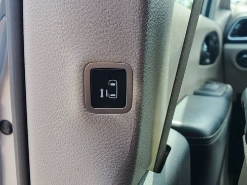 Used 2024 Chrysler Pacifica Touring-L AWD/4WD image 13