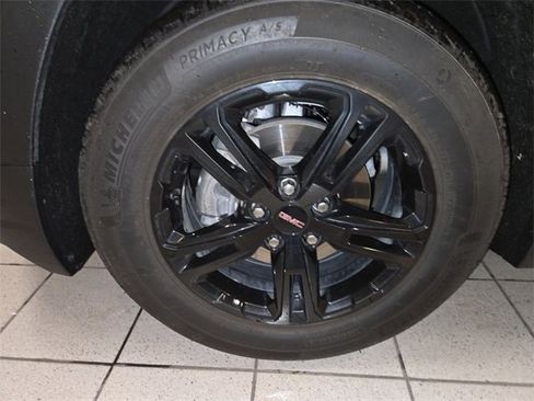 Used 2024 GMC Terrain SLE w/ Driver Convenience Package image 10