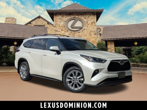 Used 2021 Toyota Highlander Limited FWD image 1