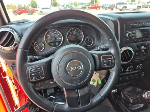Used 2018 Jeep Wrangler Unlimited Rubicon w/ Connectivity Group AWD/4WD image 9
