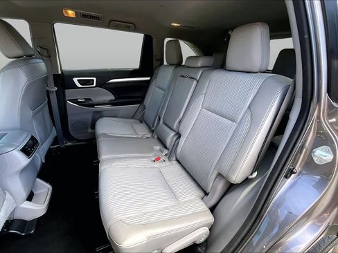 Used 2015 Toyota Highlander Plus FWD image 18