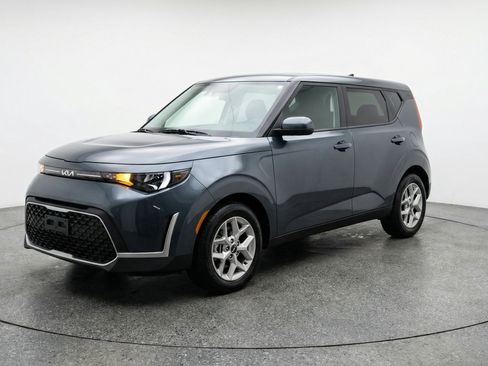 Used 2025 Kia Soul LX w/ LX Technology Package image 3