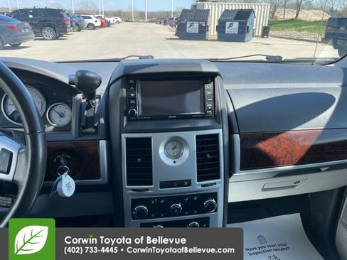 Used 2009 Chrysler Town & Country Touring image 11