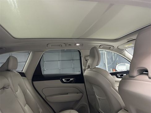 Used 2022 Volvo XC60 B5 Momentum w/ Climate Package AWD/4WD image 13