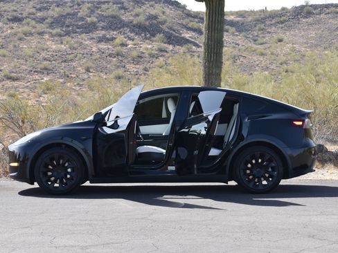 Used 2024 Tesla Model Y Long Range AWD/4WD image 6