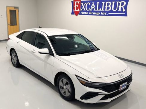 Used 2024 Hyundai Elantra SE FWD image 2