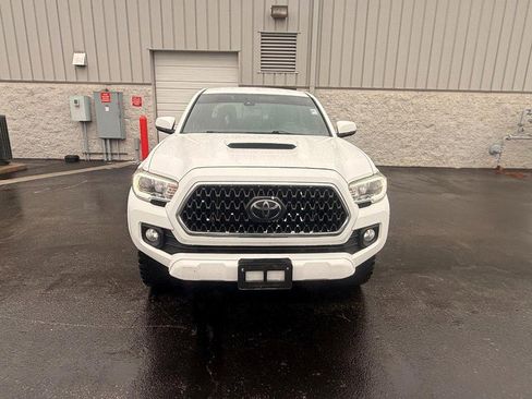 Used 2018 Toyota Tacoma TRD Off-Road image 3