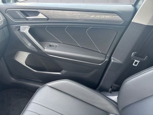 Used 2023 Volkswagen Tiguan SE w/ Panoramic Sunroof Package FWD image 16