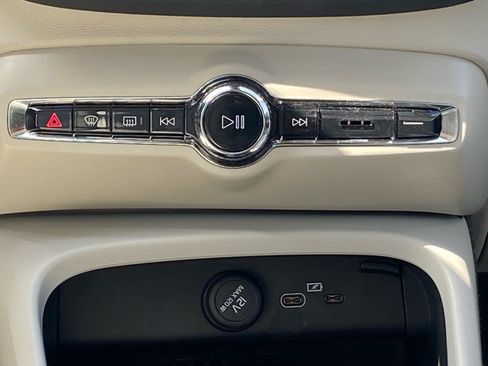 Used 2023 Volvo XC40 B5 Plus AWD/4WD image 7
