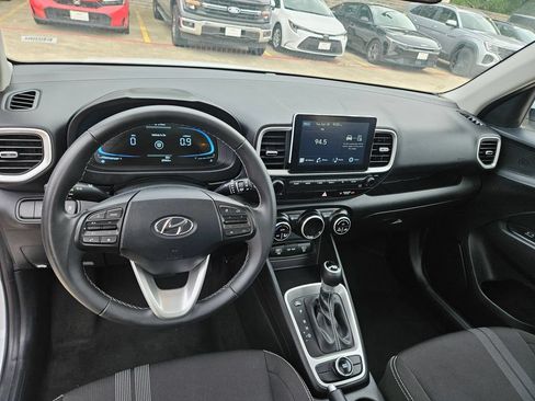 Used 2025 Hyundai Venue SEL FWD image 16