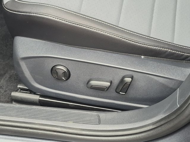 Used 2026 Volkswagen Jetta SE FWD image 13
