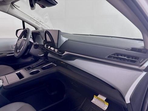 Used 2025 Toyota Sienna XLE w/ XLE Plus Package FWD image 29