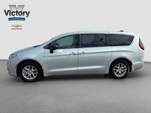 Used 2024 Chrysler Pacifica Touring-L FWD image 4