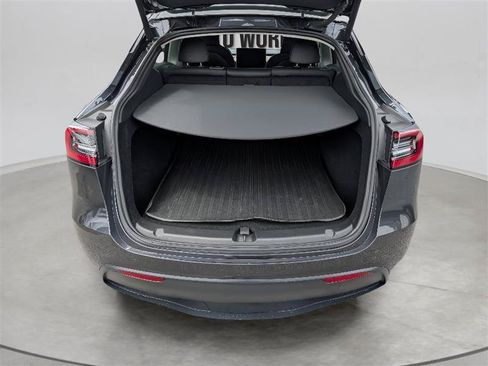 Used 2024 Tesla Model Y 2WD image 32