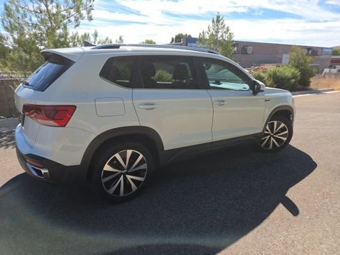 Used 2022 Volkswagen Taos SE FWD image 4