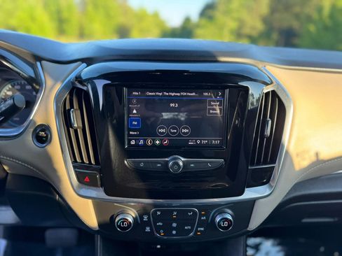 Used 2022 Chevrolet Traverse LS FWD image 18
