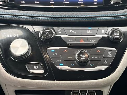Used 2021 Chrysler Pacifica Touring FWD image 25