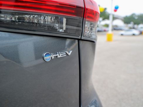 Used 2025 Toyota Highlander XLE AWD/4WD image 14