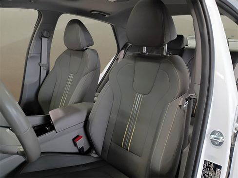 Certified 2025 Hyundai Elantra SEL image 24