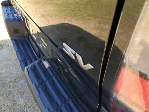 Used 2023 Nissan Frontier SV image 8