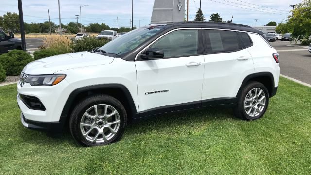 Used 2025 Jeep Compass Limited AWD/4WD image 4