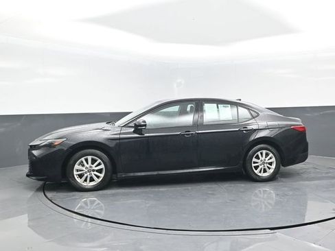 Used 2025 Toyota Camry SE image 4