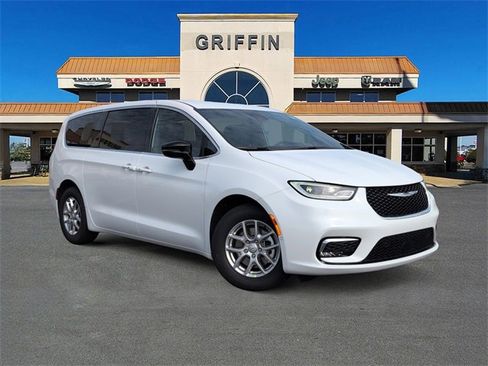 New 2026 Chrysler Pacifica Select image 2