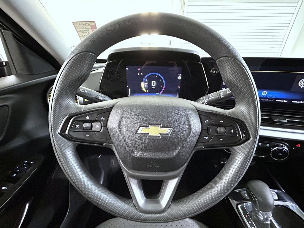 Used 2025 Chevrolet Trax LT FWD image 11
