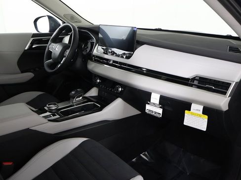 New 2025 Mitsubishi Outlander SE image 30