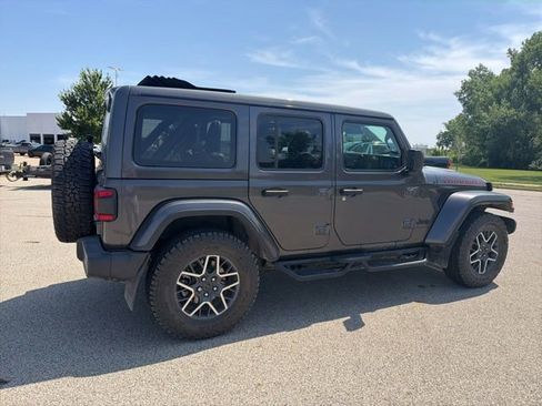 Used 2025 Jeep Wrangler Unlimited Sahara AWD/4WD image 3