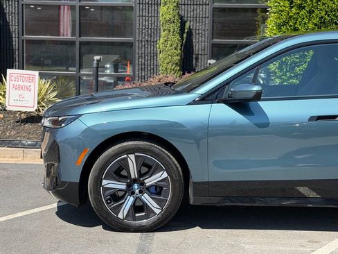 Used 2023 BMW iX xDrive50 w/ Sport Package AWD/4WD image 9