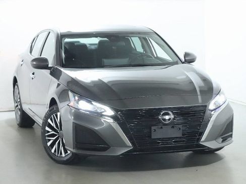Used 2024 Nissan Altima 2.5 SV w/ SV Premium Package AWD/4WD image 2