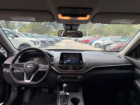 Used 2025 Nissan Altima 2.5 SV FWD image 32