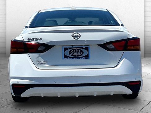 Used 2025 Nissan Altima 2.5 SV FWD image 3