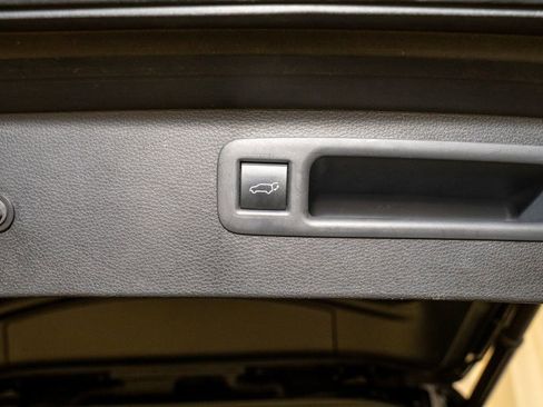 Used 2023 Toyota Highlander LE image 7